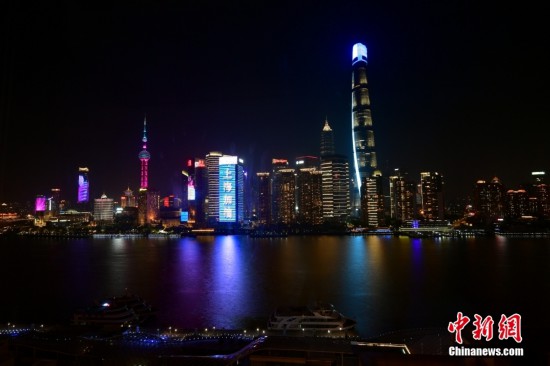上海：外滩灯光秀为抗疫加油